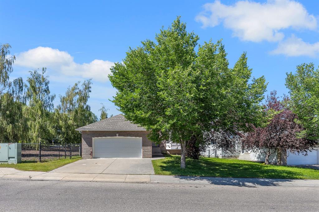 Picture of 694 Panorama Hills Drive NW, Calgary Real Estate Listing