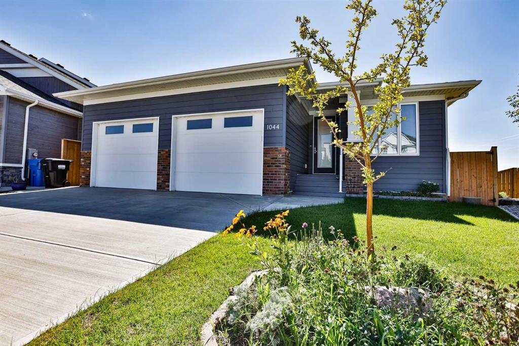 Picture of 1044 Caledonia Place W, Lethbridge Real Estate Listing