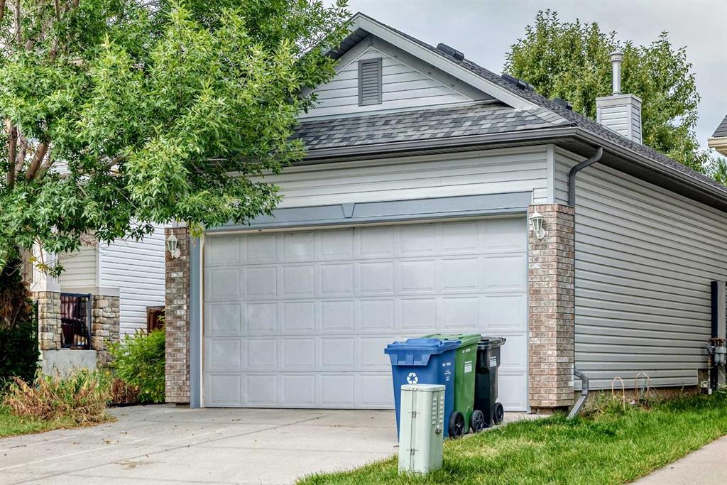 Picture of 136 Bridlemeadows Common SW, Calgary Real Estate Listing
