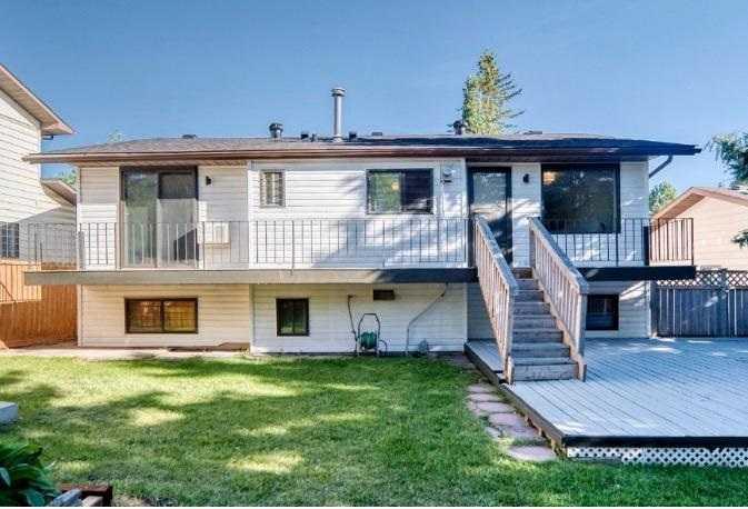 Picture of 19 Hawkwood Drive NW, Calgary Real Estate Listing