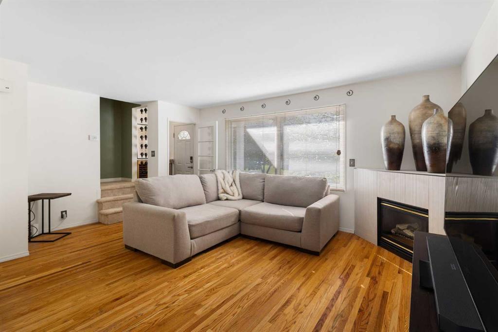 Picture of 554 Killarney Glen Court SW, Calgary Real Estate Listing