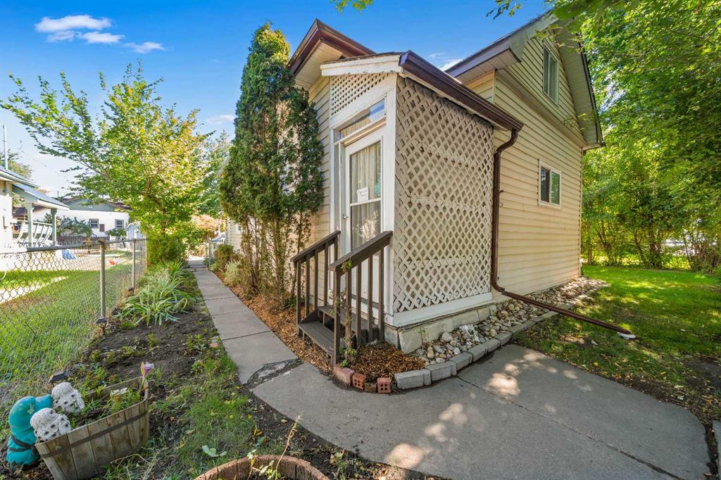 Picture of 511B Maple Avenue SE, Medicine Hat Real Estate Listing