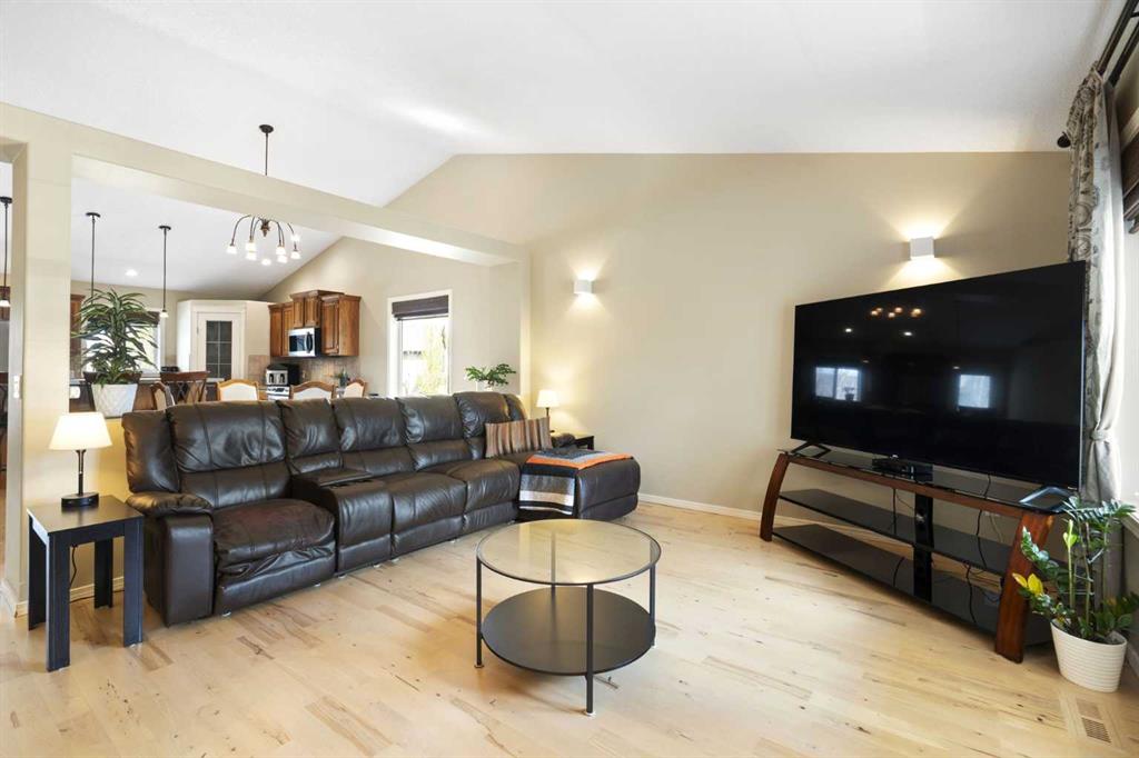 Picture of 57 Thornfield Close SE, Airdrie Real Estate Listing