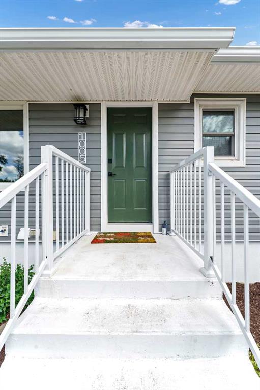 Picture of 1005 Bullivant Crescent SW, Medicine Hat Real Estate Listing