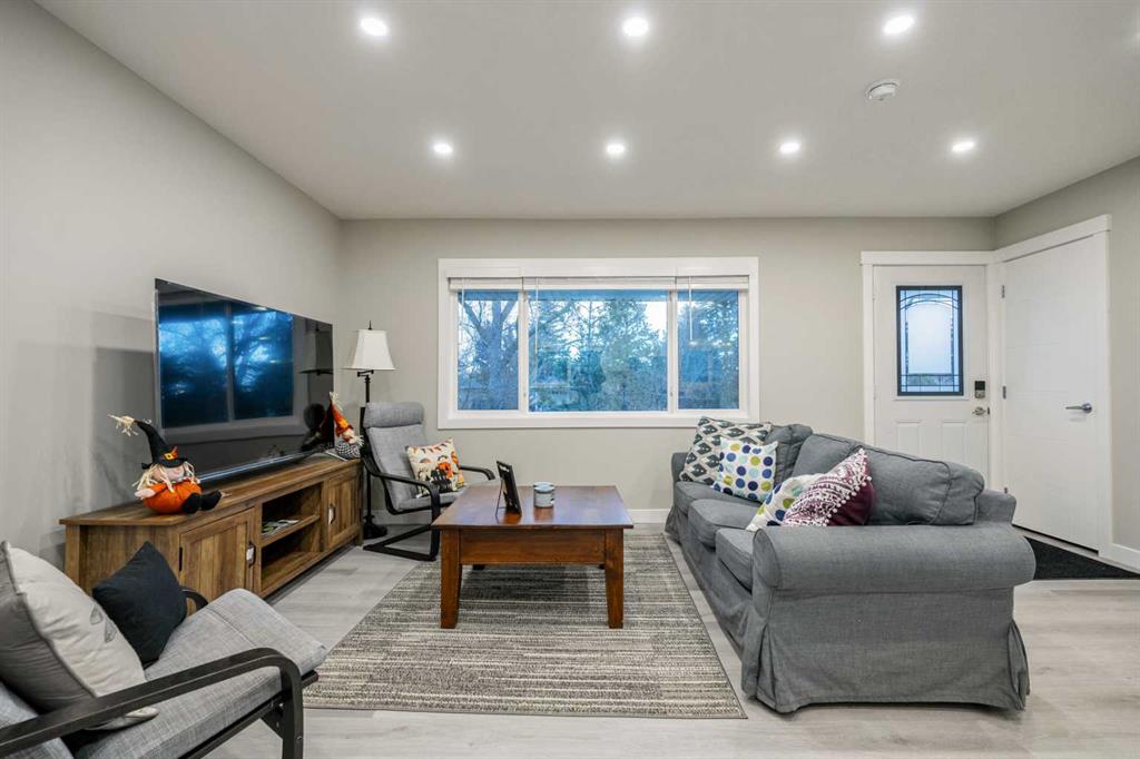 Picture of 471 Northmount Drive NW, Calgary Real Estate Listing
