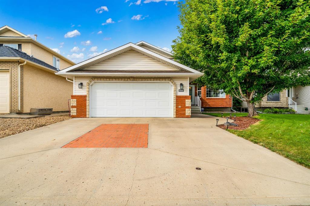 Picture of 896 Spruce Way SE, Medicine Hat Real Estate Listing