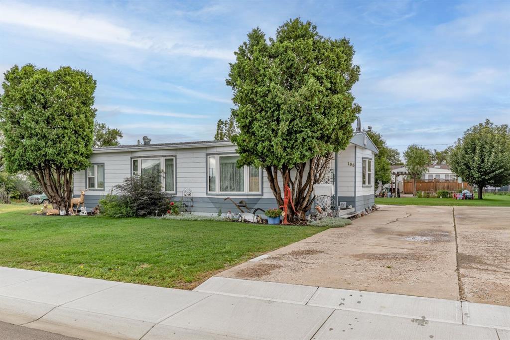 Picture of 106 2 Street NE, Redcliff Real Estate Listing