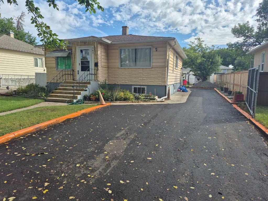 Picture of 307 12B Street N, Lethbridge Real Estate Listing