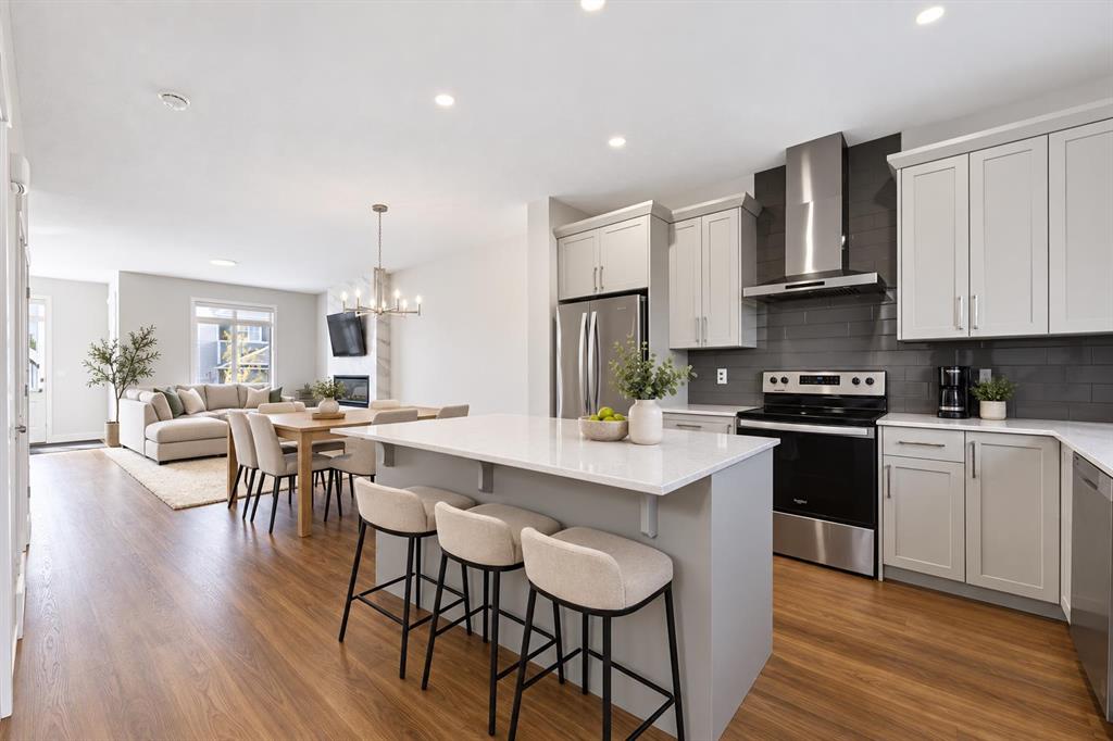 Picture of 10 Lucas Close NW, Calgary Real Estate Listing
