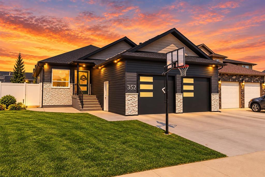 Picture of 352 Somerside Crescent SE, Medicine Hat Real Estate Listing