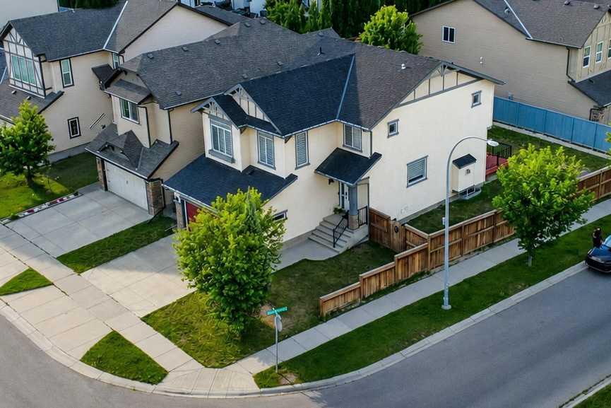 Picture of 799 New Brighton Drive SE, Calgary Real Estate Listing