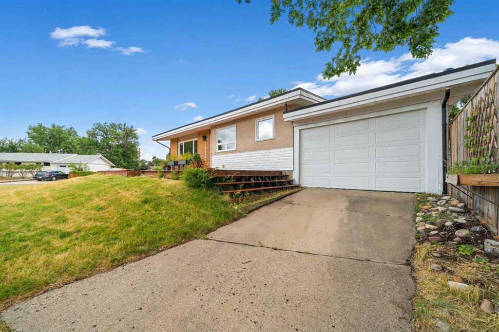 Picture of 1002 13 Street NE, Medicine Hat Real Estate Listing
