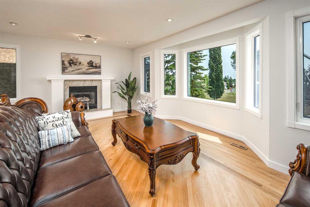 Picture of 2612 Signal Hill Drive SW, Calgary Real Estate Listing