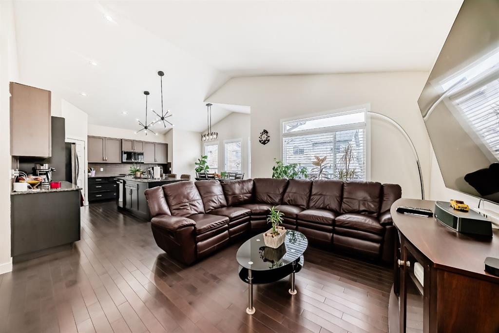 Picture of 612 Montgomery Close SE, High River Real Estate Listing