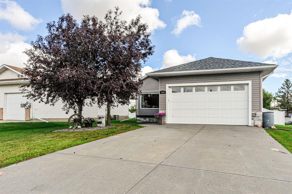 Picture of 5005 58 Street , Daysland Real Estate Listing