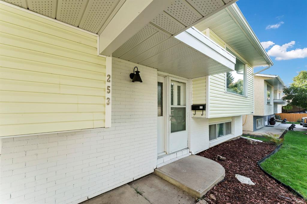 Picture of 253 11 Street NE, Medicine Hat Real Estate Listing