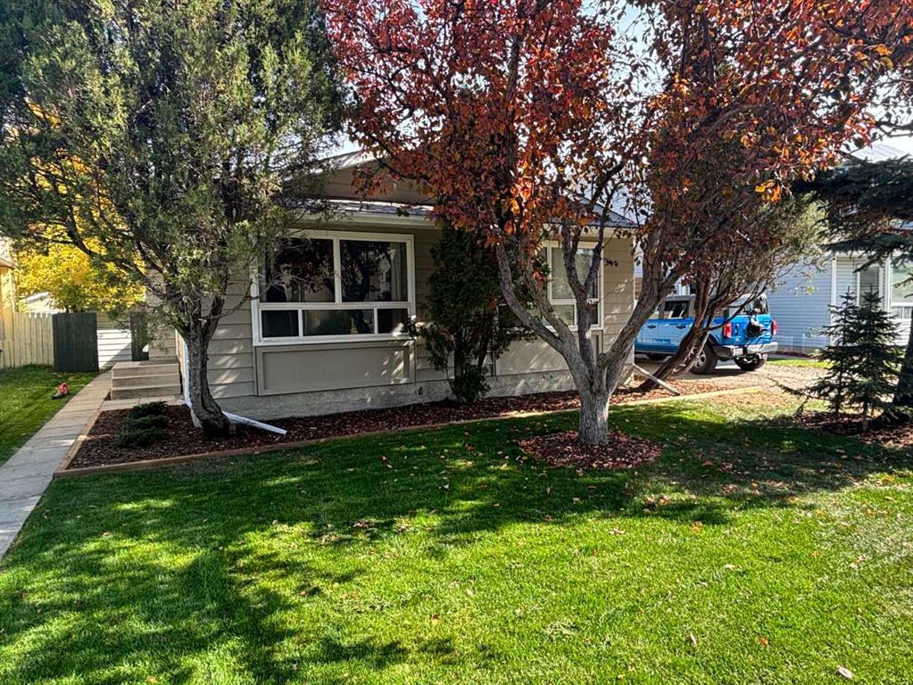 Picture of 235 Shawcliffe Circle SW, Calgary Real Estate Listing