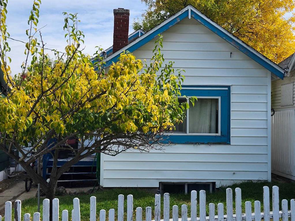 Picture of 590 2 Street SW, Drumheller Real Estate Listing