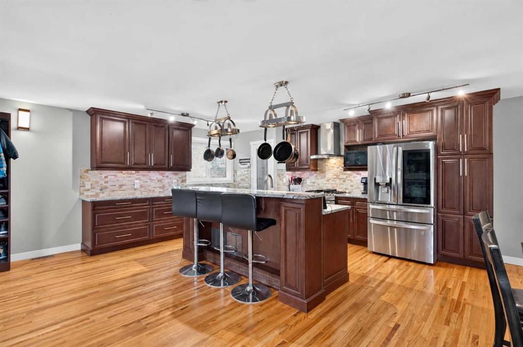 Picture of 907 Ranchview Crescent NW, Calgary Real Estate Listing
