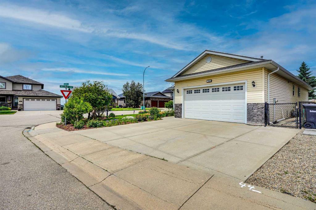 Picture of 144 Hillcrest Cape , Strathmore Real Estate Listing