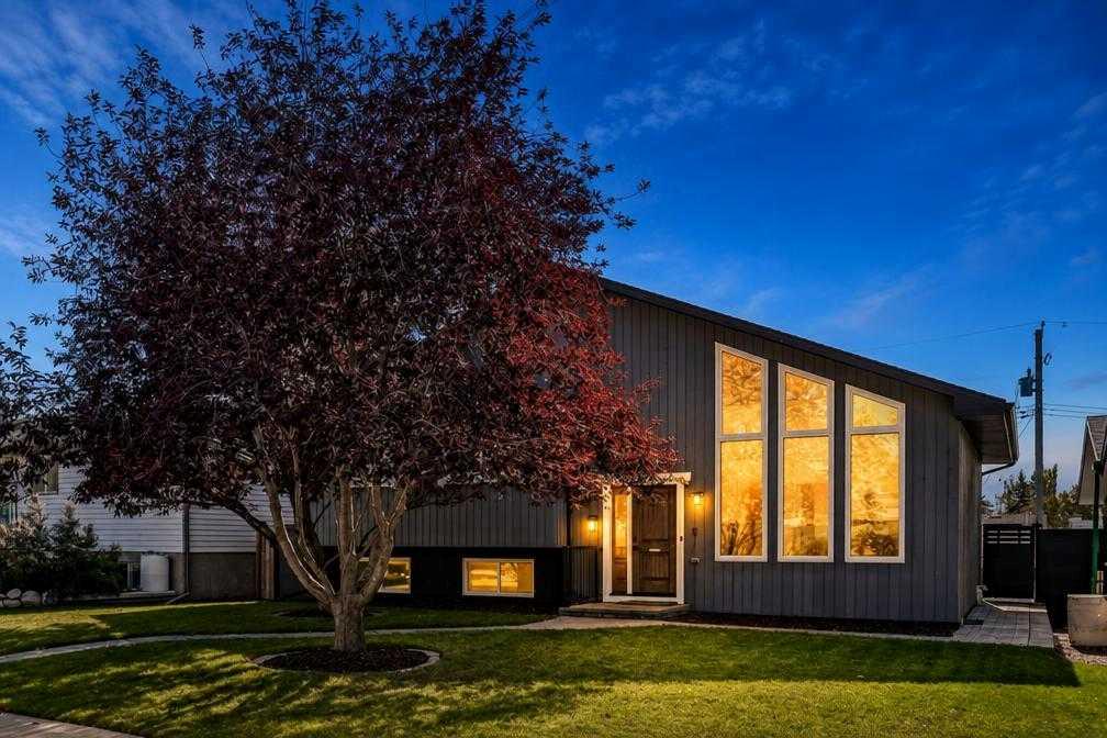Picture of 169 Silver Mead Crescent NW, Calgary Real Estate Listing