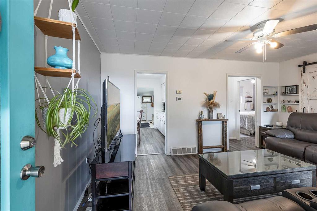 Picture of 708 Broadway Avenue E, Redcliff Real Estate Listing