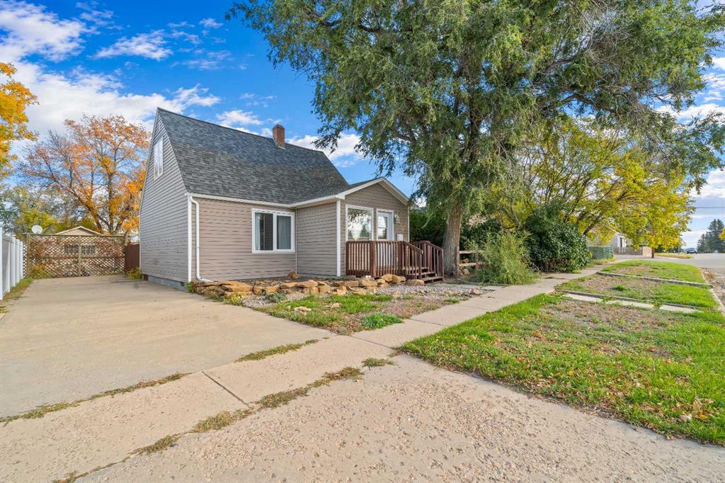 Picture of 106 8 Avenue W, Bow Island Real Estate Listing