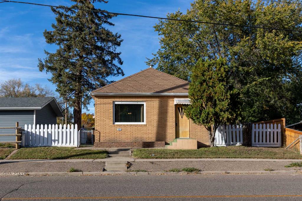 Picture of 1114 Bridge Street SE, Medicine Hat Real Estate Listing