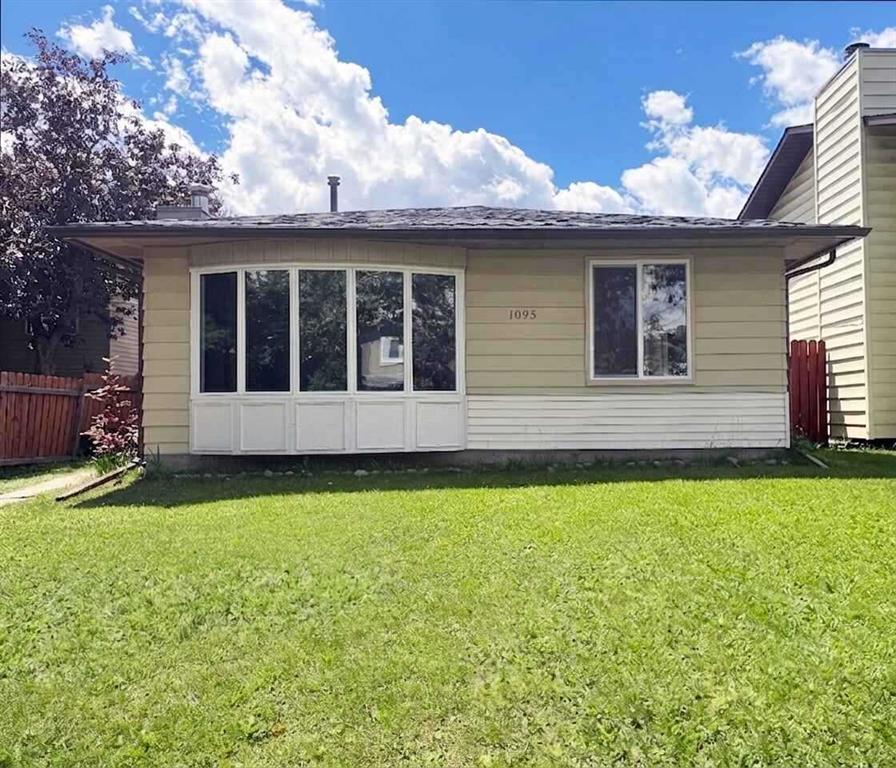 Picture of 1095 Berkley Drive NW, Calgary Real Estate Listing