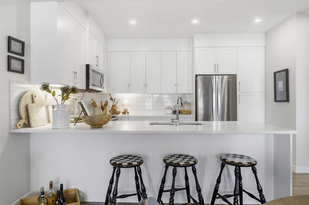 Picture of 307 Crestridge Common SW, Calgary Real Estate Listing
