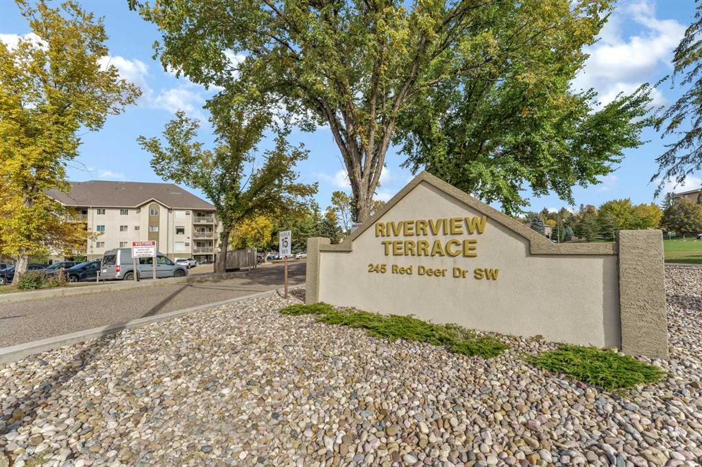 Picture of 104, 245 Red Deer Drive SW, Medicine Hat Real Estate Listing