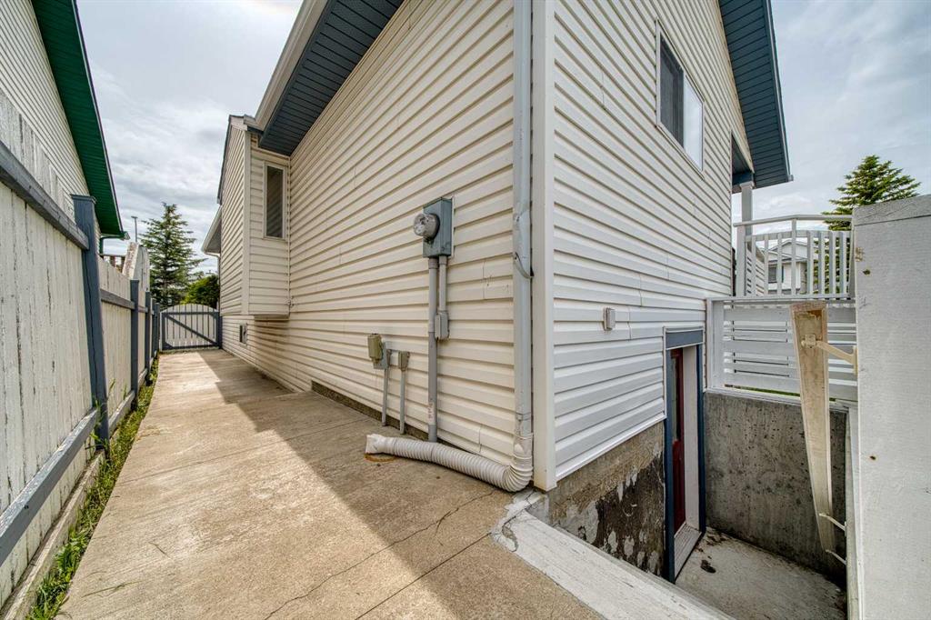 Picture of 119 Applemont Close SE, Calgary Real Estate Listing