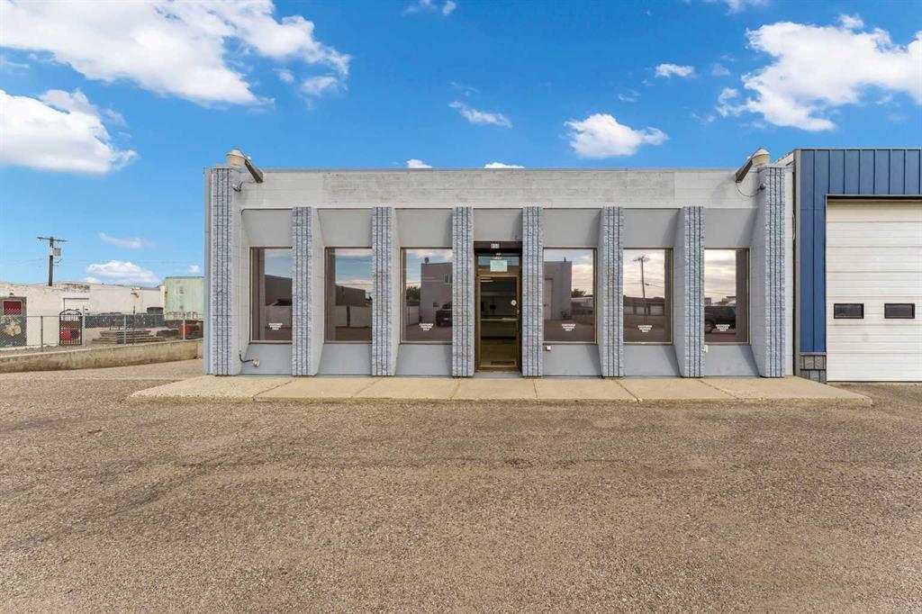 Picture of 850 17 Street SW, Medicine Hat Real Estate Listing