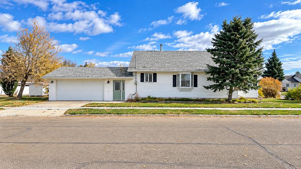 Picture of 320 4 Avenue W, Hanna Real Estate Listing