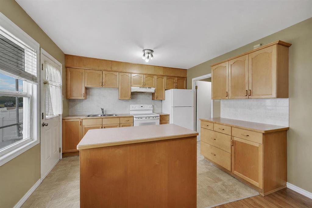 Picture of 11 Poplar Crescent , Springbrook Real Estate Listing