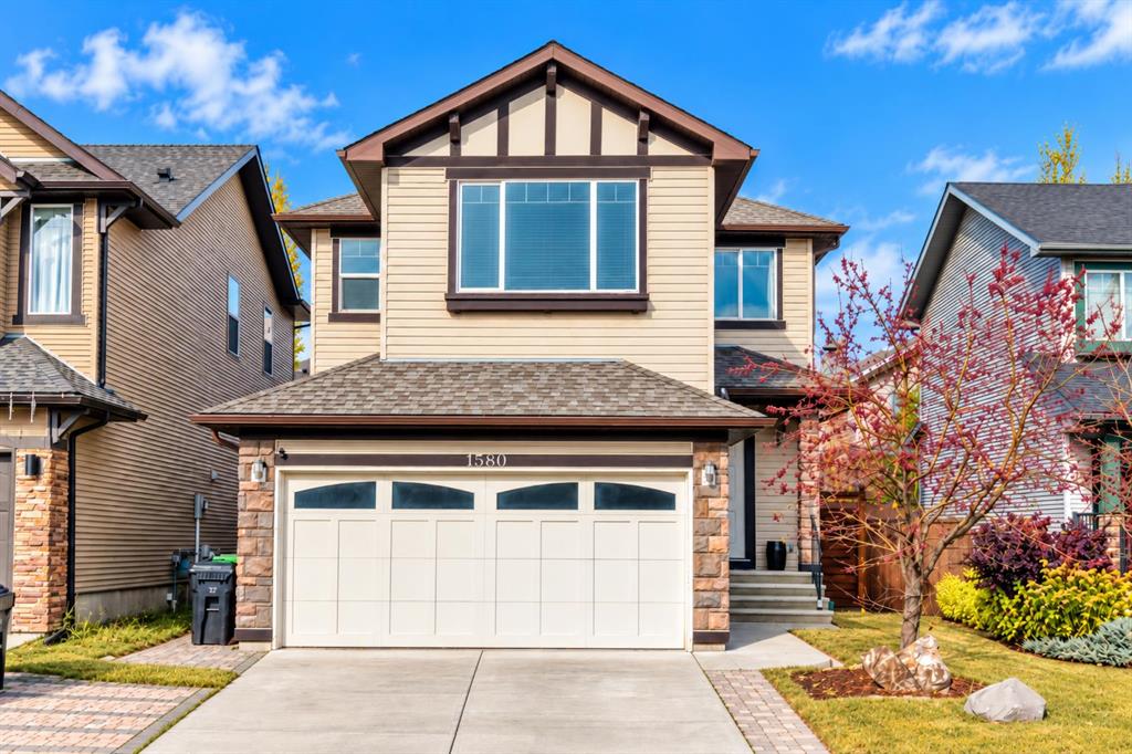 Picture of 1580 New Brighton Drive SE, Calgary Real Estate Listing