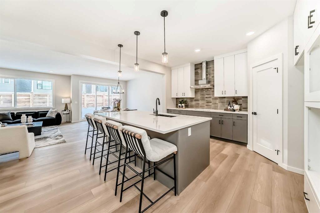 Picture of 33 Rochester Crescent NW, Calgary Real Estate Listing