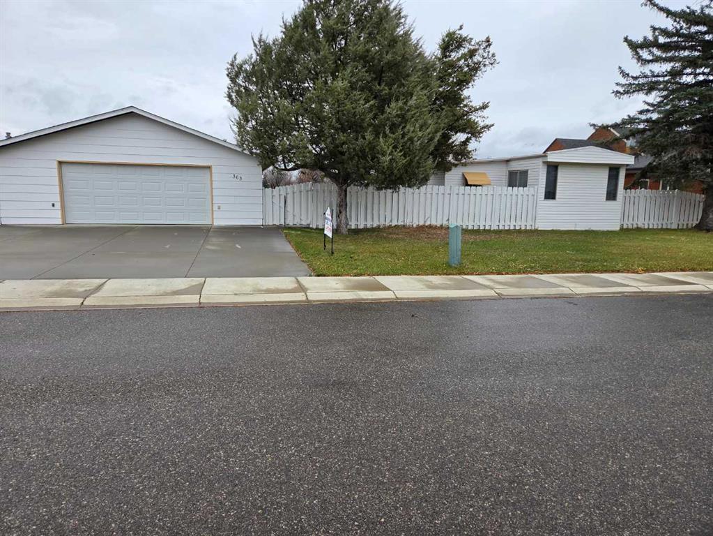 Picture of 303 Piron Place , Picture Butte Real Estate Listing
