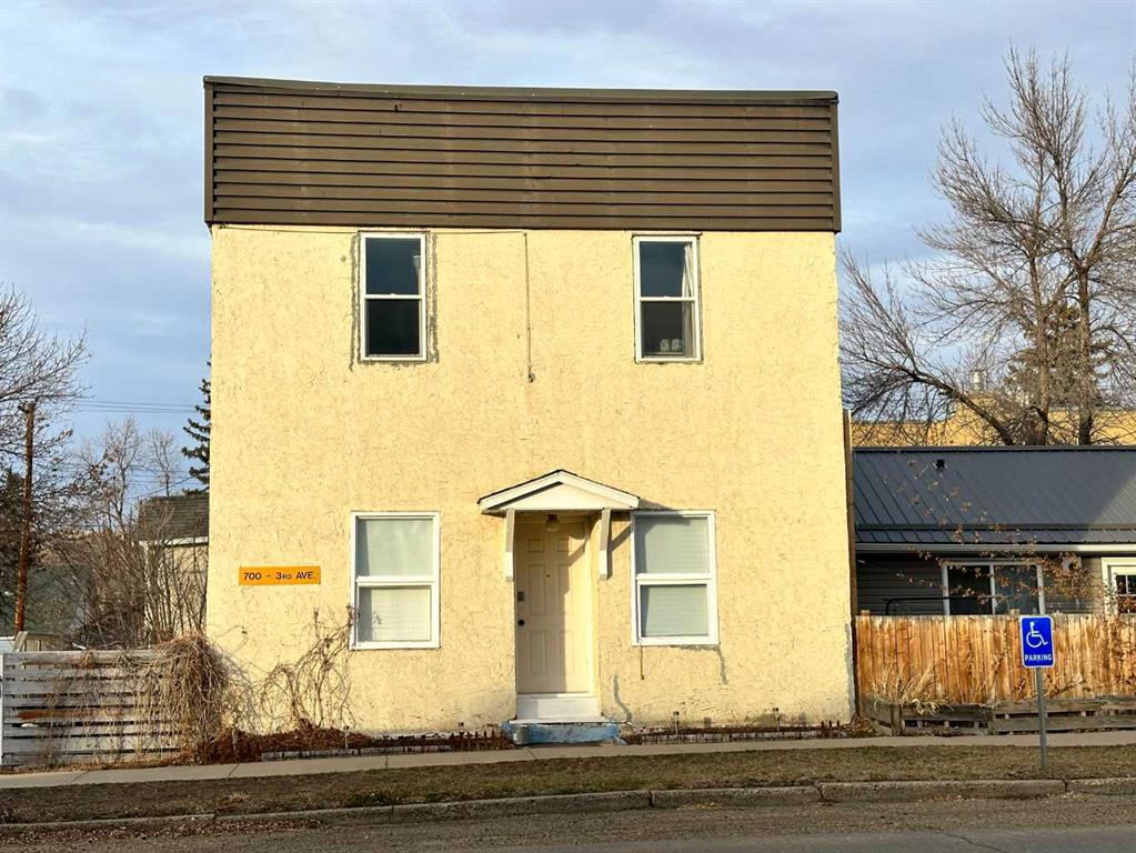 Picture of 700 3 Avenue W, Drumheller Real Estate Listing
