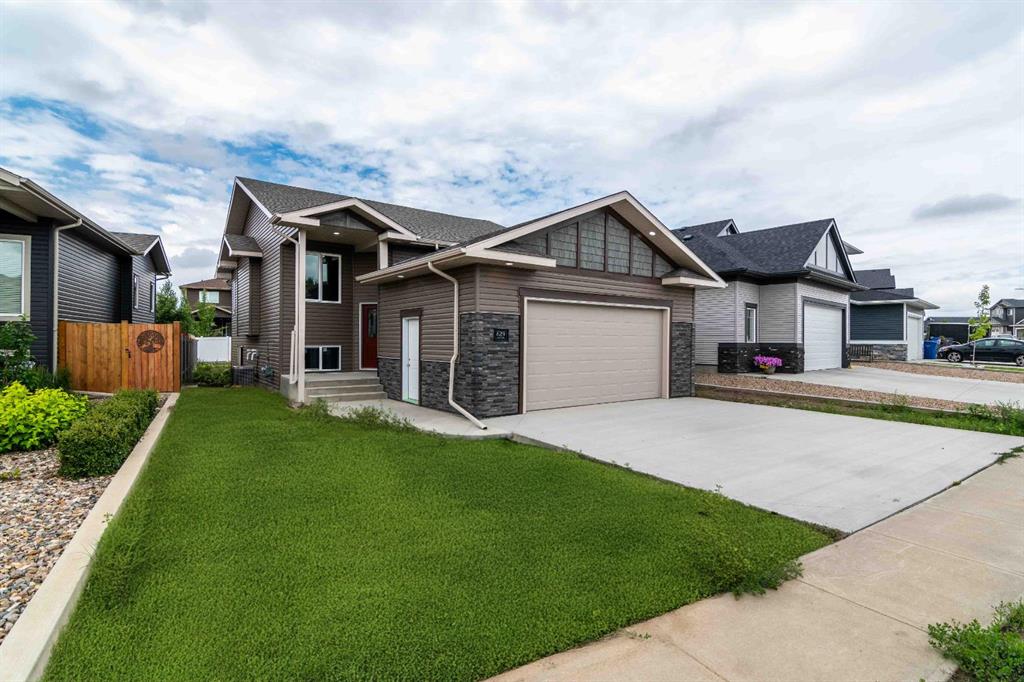 Picture of 629 Vista Drive SE, Medicine Hat Real Estate Listing