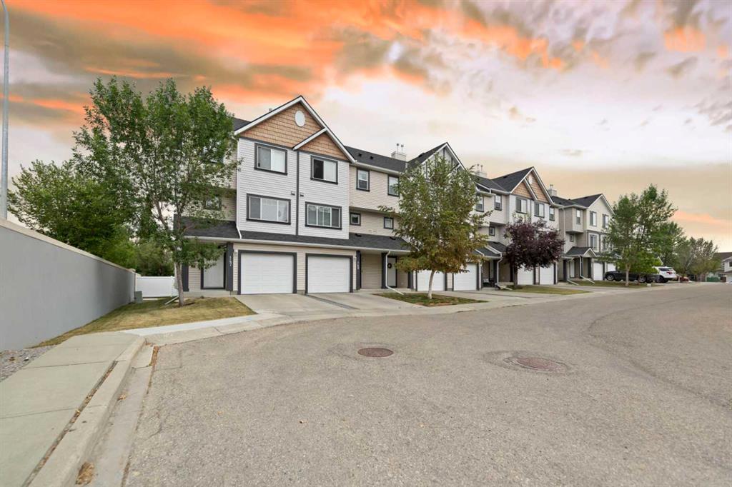 Picture of 153 Everhollow Heights SW, Calgary Real Estate Listing