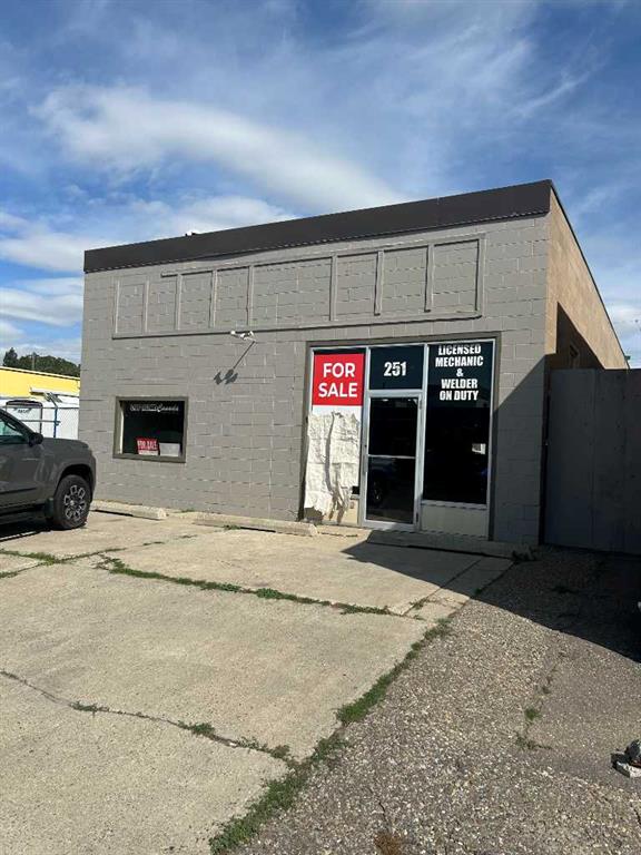 Picture of 251 12B Street N, Lethbridge Real Estate Listing