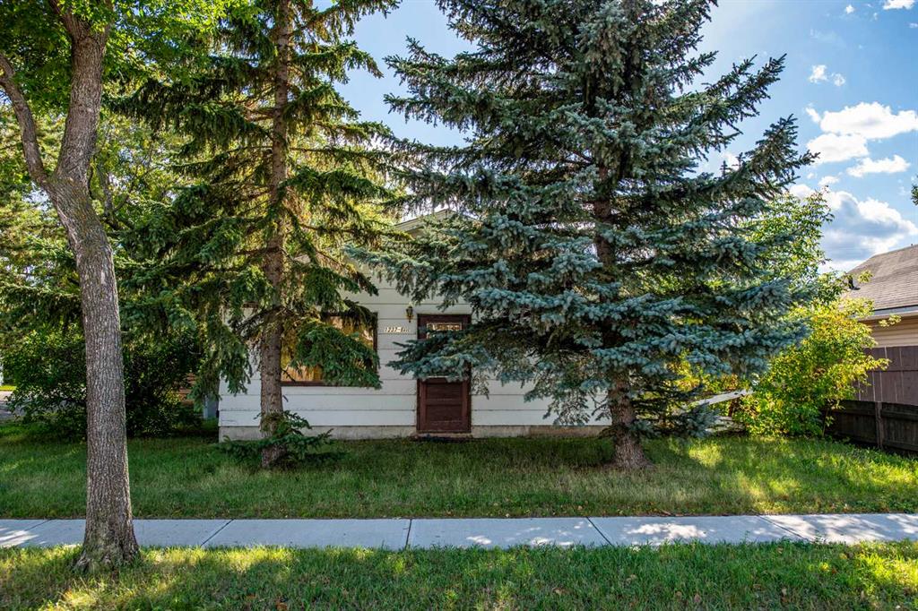 Picture of 1237 6 Avenue , Wainwright Real Estate Listing