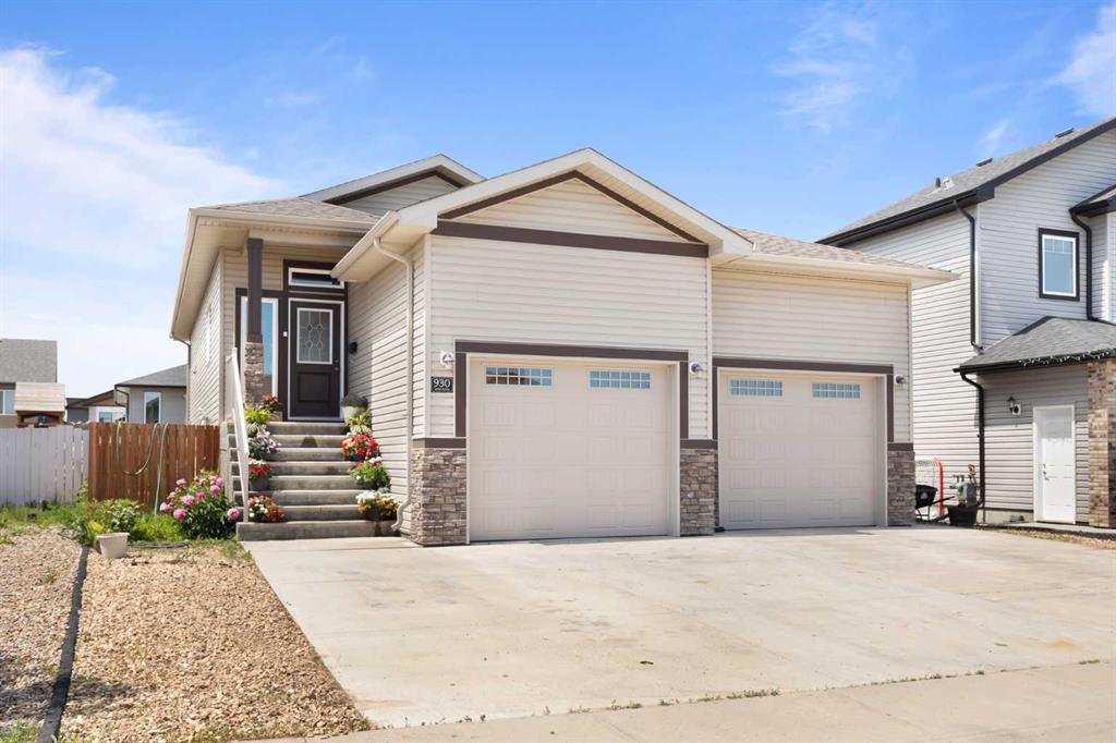 Picture of 930 Manor Place SE, Redcliff Real Estate Listing