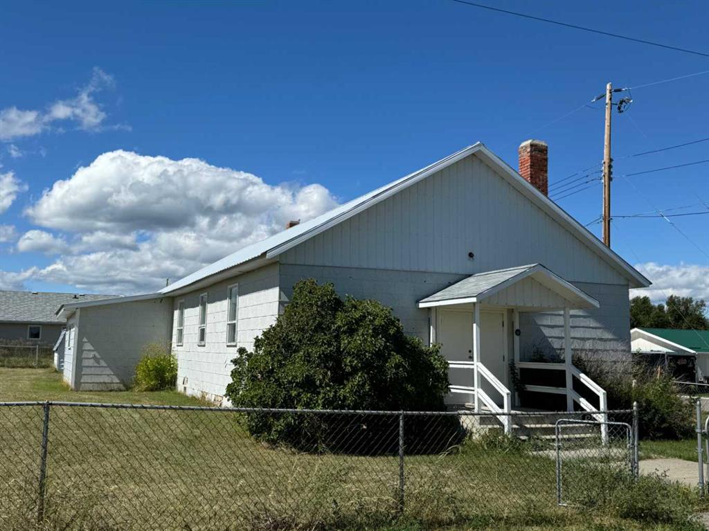 Picture of 400 Hamilton Avenue E, Lundbreck Real Estate Listing