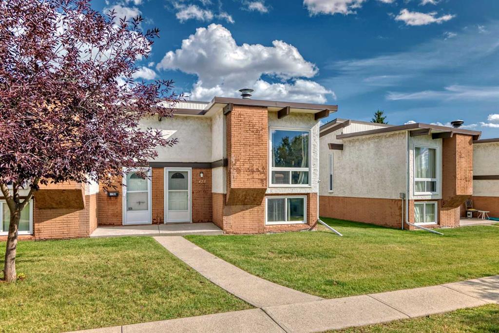 Picture of 425 Pinemont Gate NE, Calgary Real Estate Listing