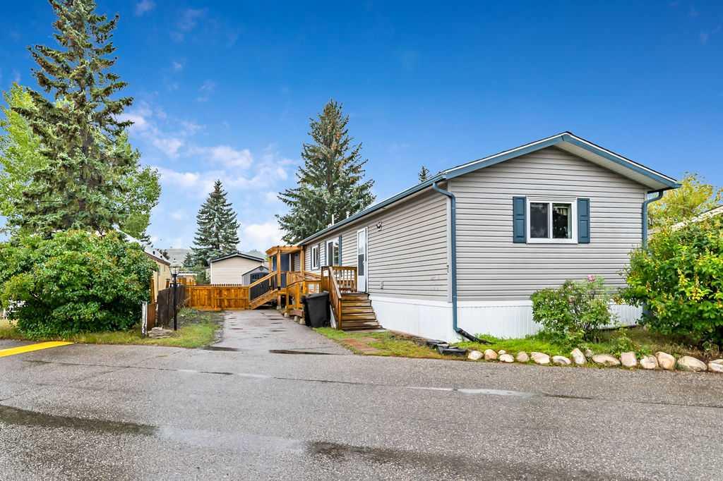 Picture of 7, 3223 83 Street NW, Calgary Real Estate Listing