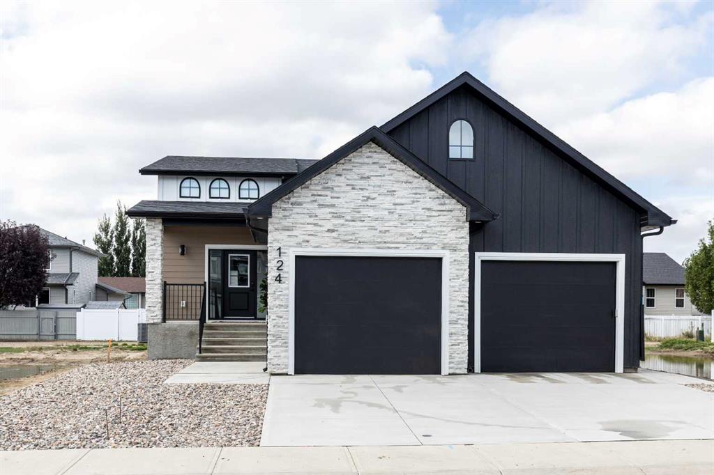 Picture of 124 Hamptons Crescent SE, Medicine Hat Real Estate Listing