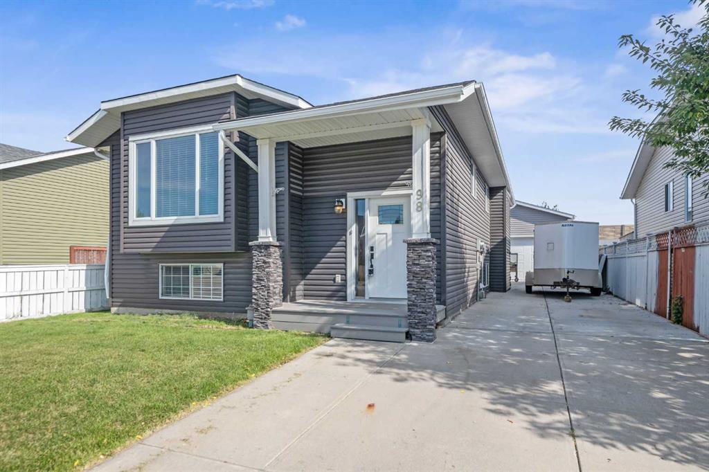 Picture of 98 Elizabeth Way SE, Airdrie Real Estate Listing