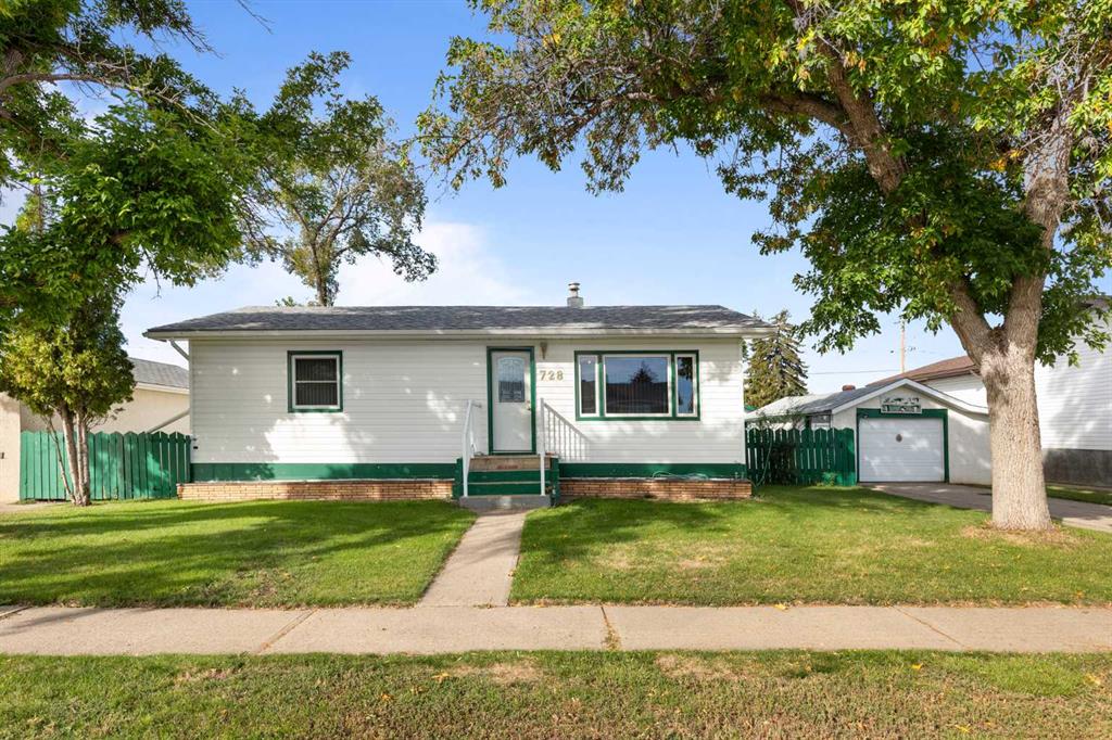 Picture of 728 2 Street SE, Redcliff Real Estate Listing